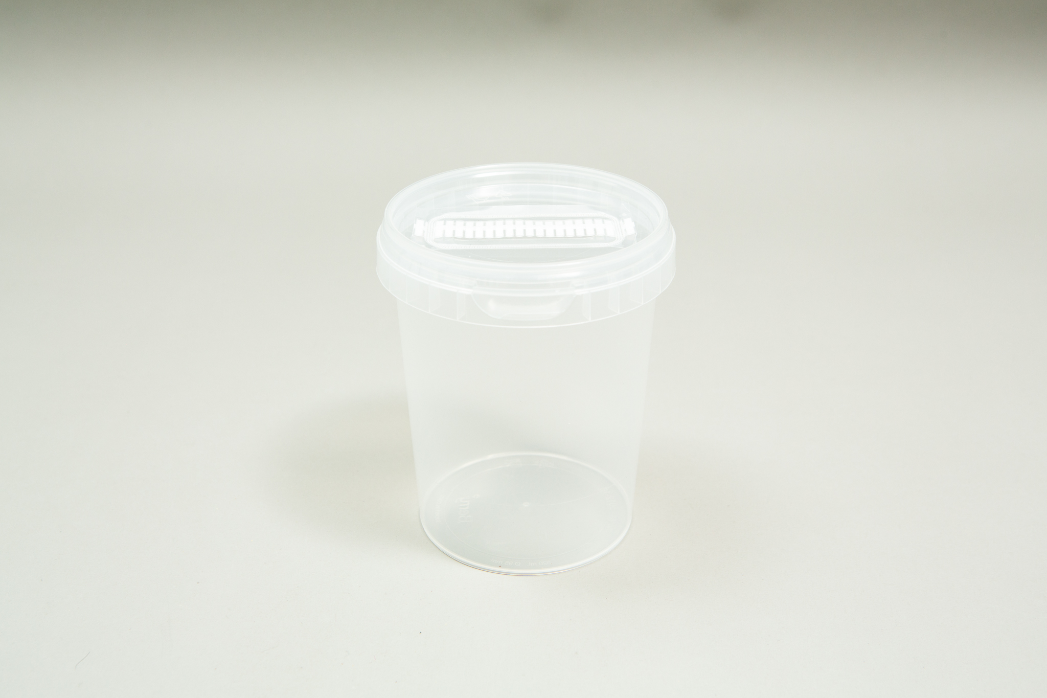 A Mycrobox Polypropylene plant tissue Container with air filter (Sac O2), reusable and with a lid, is placed on a plain light surface.