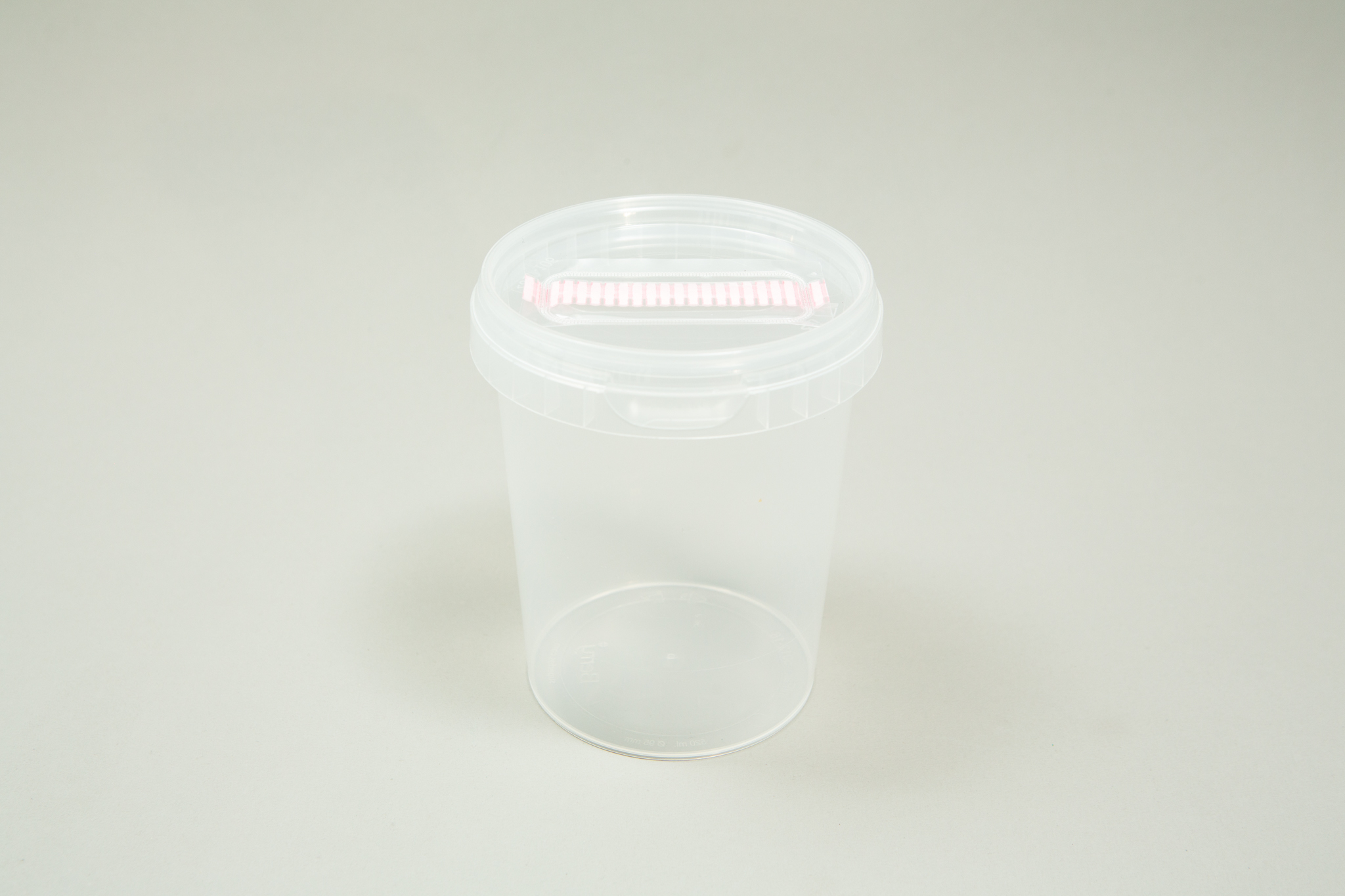 A Mycrobox Polypropylene plant tissue Container with air filter (Sac O2), reusable and clear, with a lid, is placed on a plain light background.